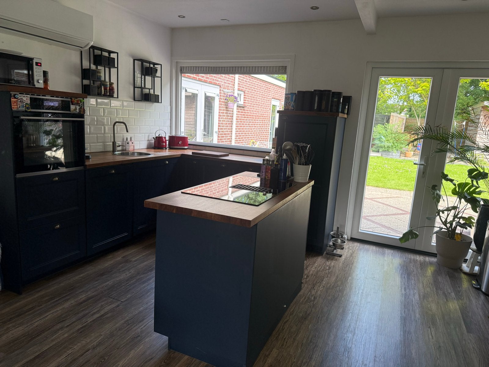 Moderne Hoekkeuken met Kookeiland en Apparatuur, Huis en Inrichting, Keuken | Complete keukens, Ophalen, Blauw, Hoekkeuken, Zo goed als nieuw