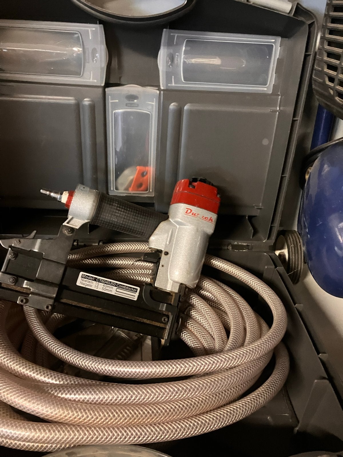 Dutack Compressor met tacker en slang, Doe-het-zelf en Verbouw, Ophalen, Gebruikt, 6 tot 10 bar, Minder dan 200 liter/min