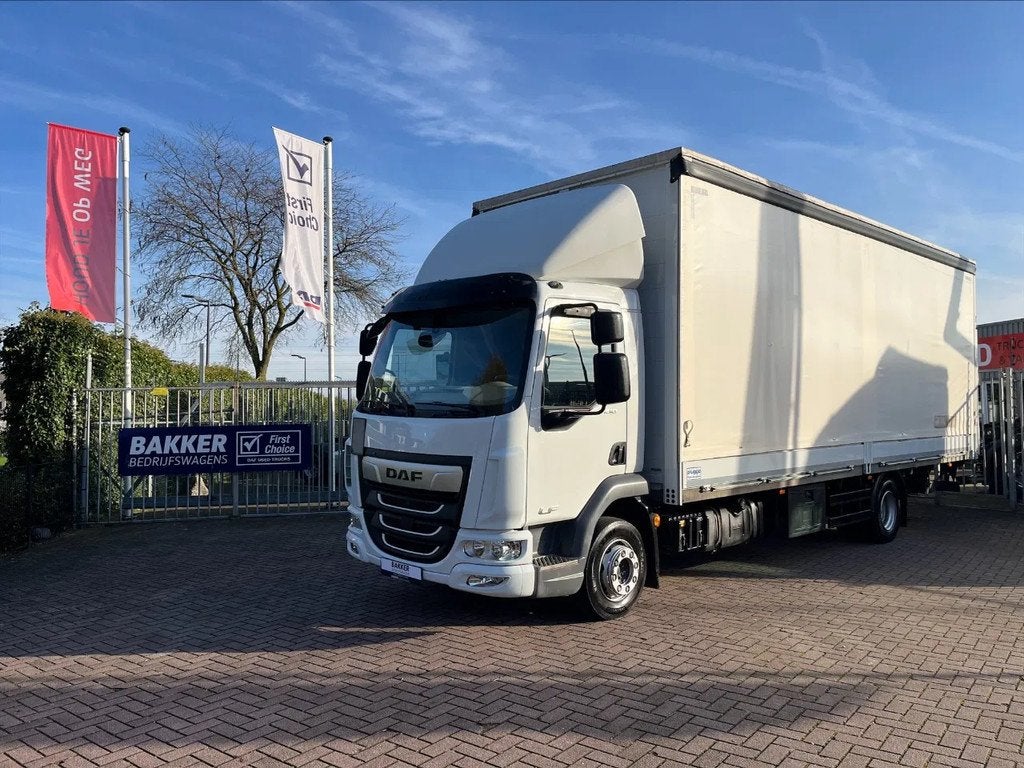 DAF LF 210 2022 - 100.000 km - Schuifzeil laadbak Dautel 150, Auto's, Achterwielaandrijving, Euro 6, Wit, Bedrijf