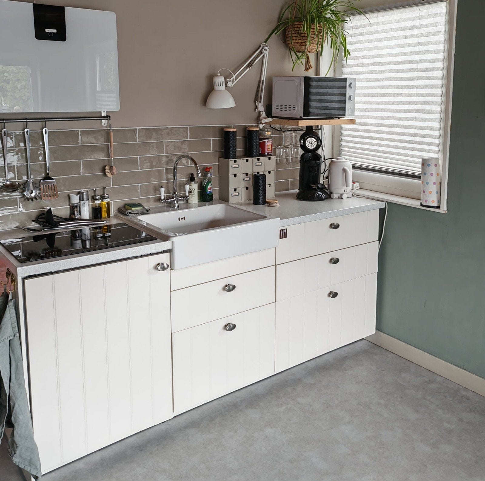 Compacte witte keuken met landelijke uitstraling, Huis en Inrichting, Keuken | Complete keukens, Ophalen, Gebruikt, Wit, Enkelwandige keuken
