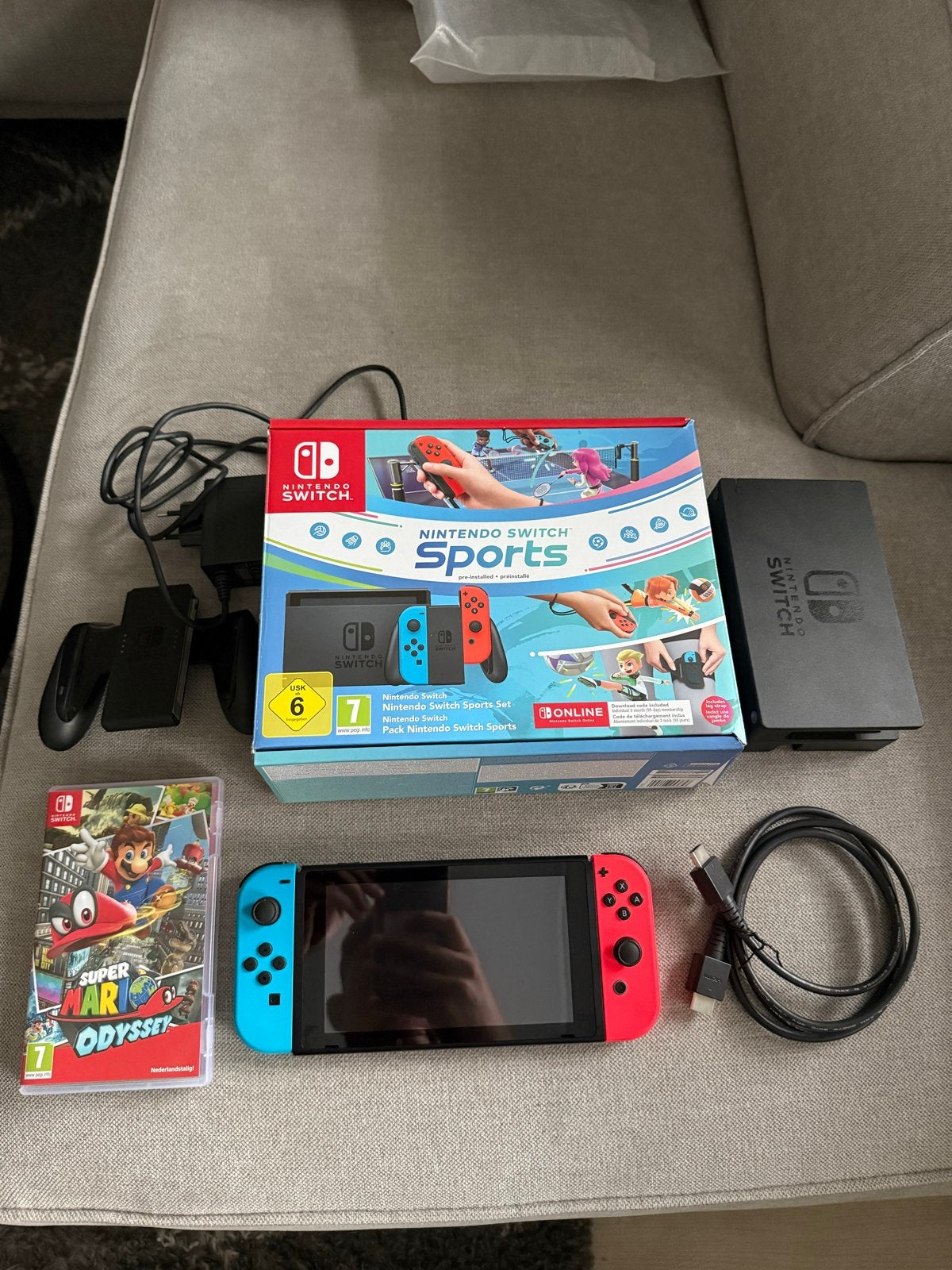 Complete Nintendo Switch met Super Mario Odyssey, Spelcomputers en Games, Met games, Met 2 controllers, Ophalen of Verzenden, Zo goed als nieuw