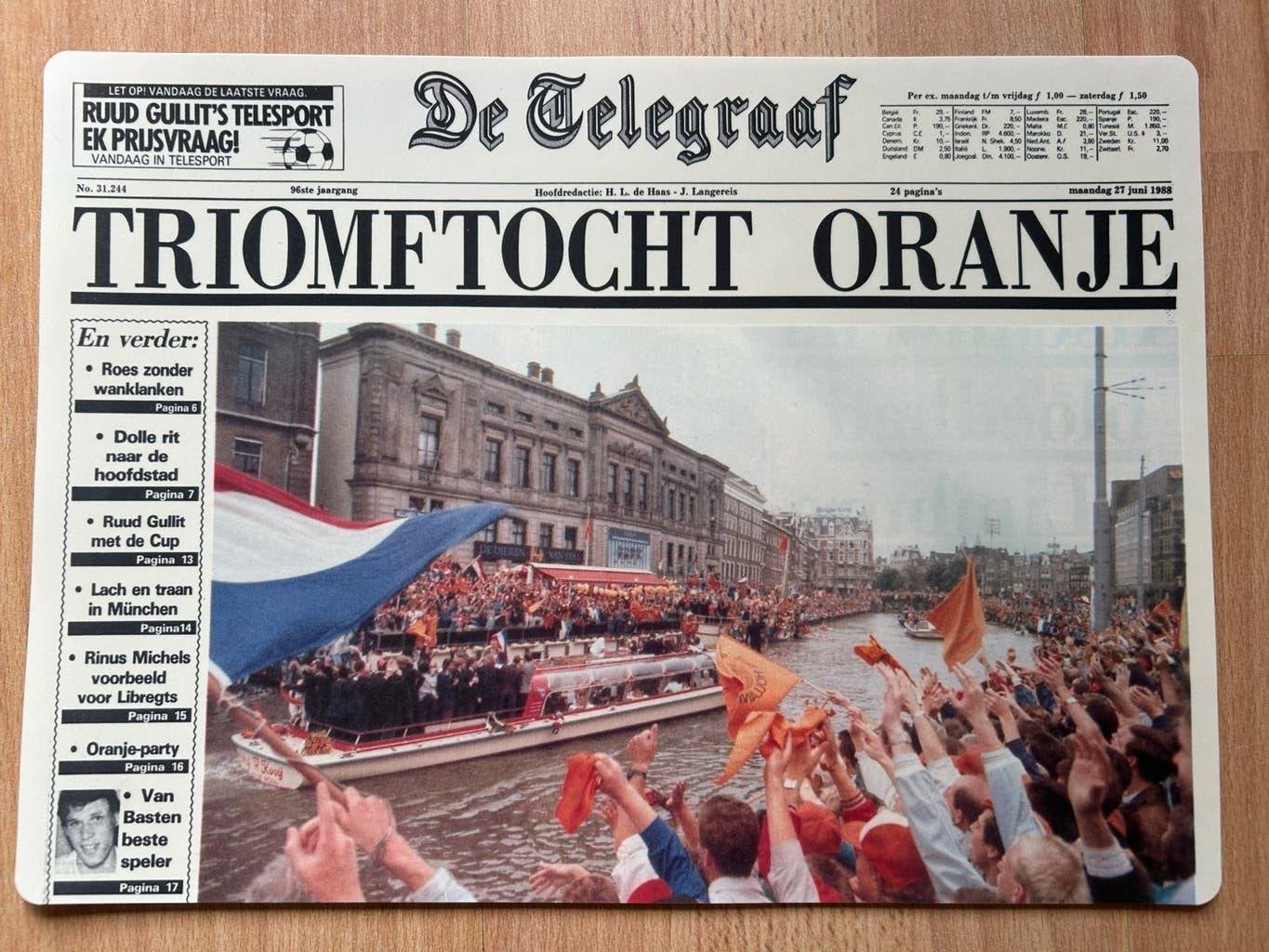 EK 1988 en 3 andere placemats van De Telegraaf, Boeken, Ophalen, Zo goed als nieuw, Krant