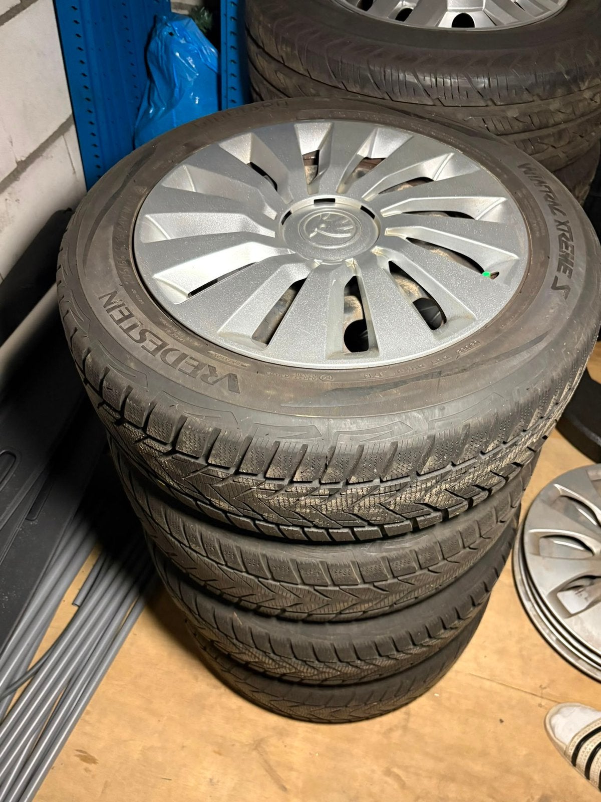 Winterset met skoda wieldoppen Vredestein winterbanden, Auto diversen, Ophalen, Zo goed als nieuw