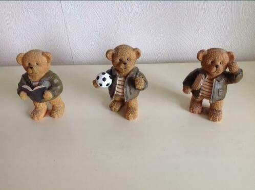 3 x Berenbeeldje beeldjes beer met boek, racket, voetbal, Ophalen of Verzenden, Zo goed als nieuw, Dier