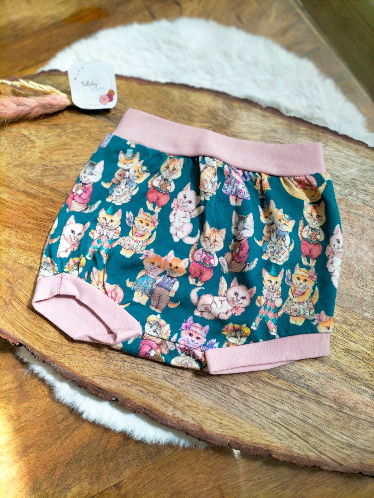 Nieuw handgemaakt • kort pofbroekje 56 • Katjes of bloemen, Broekje, Nieuw, Ophalen of Verzenden, Info@salutys.nl