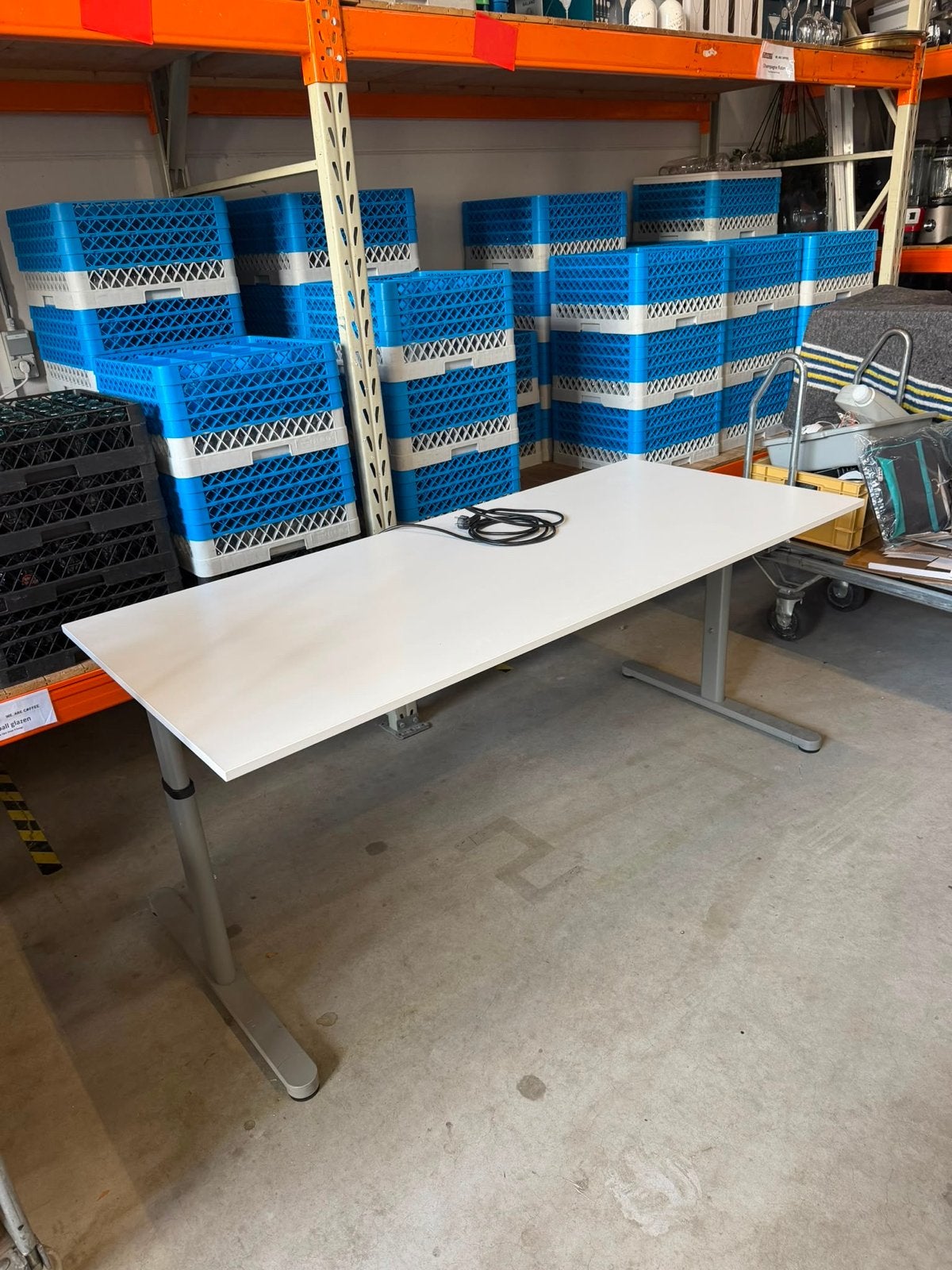 Verstelbaar bureau met kabelgoten , stekkerdoos 1.80 bij 80, Ophalen, Zit-sta bureau, Gebruikt, Spaanplaat of MDF