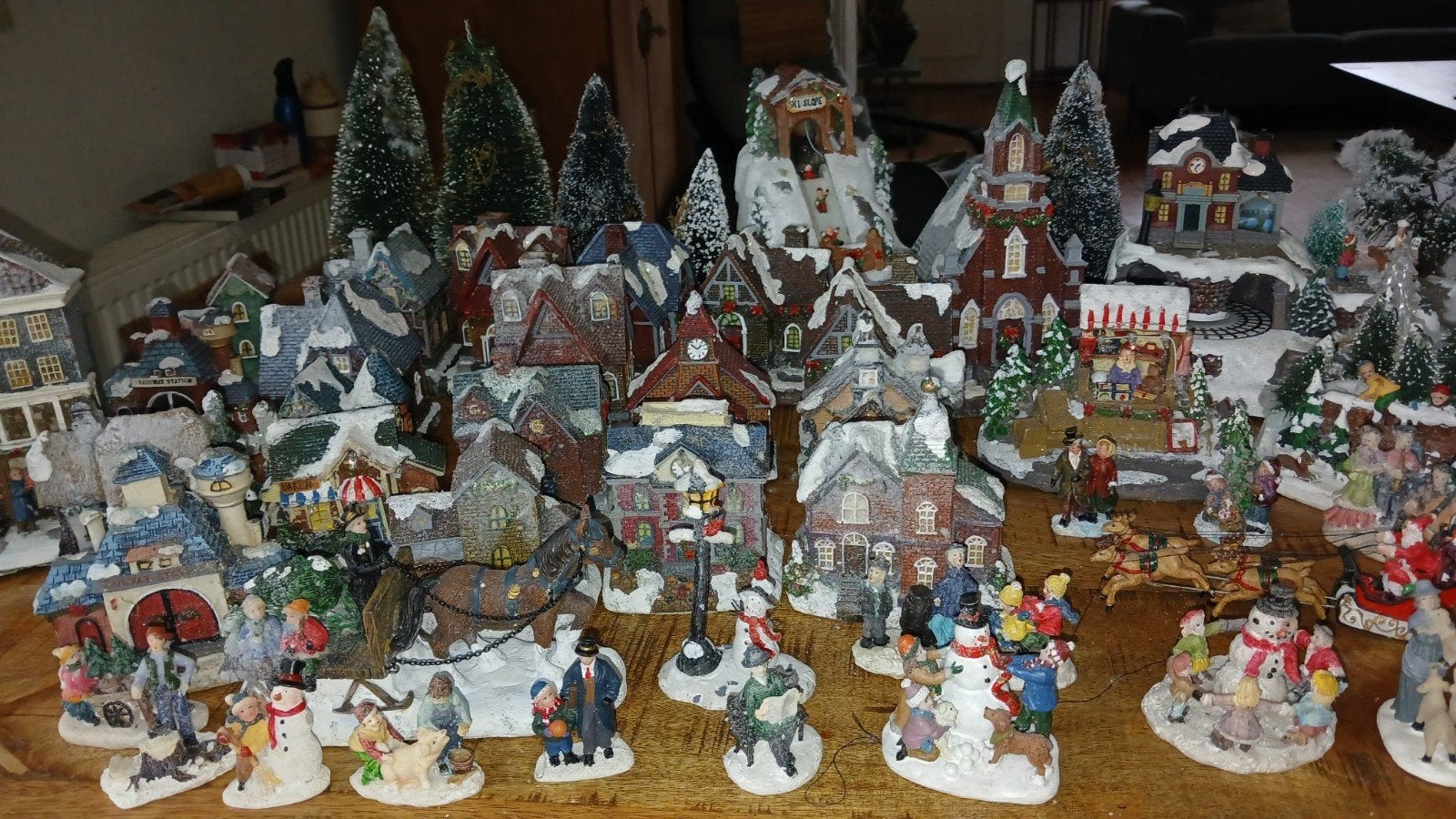 kerstdorp met figuren en kerstbomen., Diversen, Kerst, Ophalen, Gebruikt