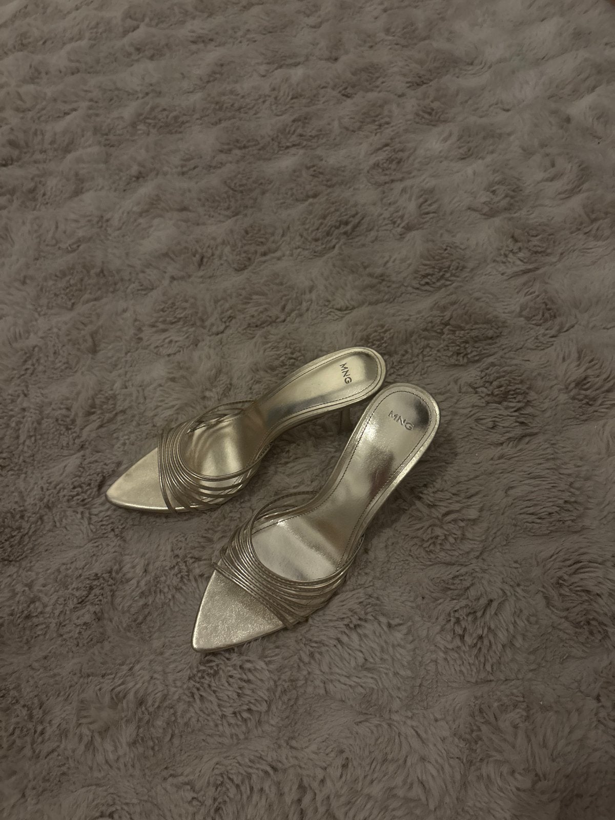 MNG gouden muiltjes met hak, Ophalen of Verzenden, Zo goed als nieuw, Overige kleuren, Sandalen of Muiltjes