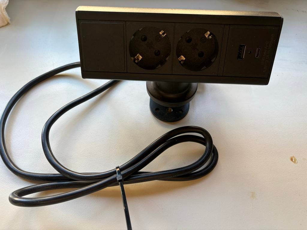 Bureau stopcontact met USB-A en USB-C aansluiting, Ophalen of Verzenden, Stopcontact, Zo goed als nieuw, Zwart