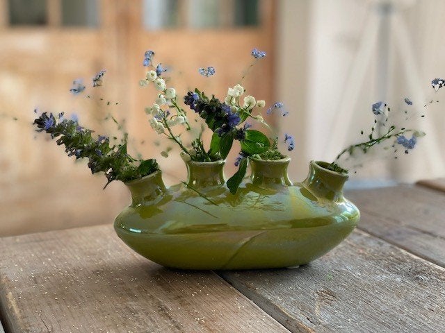 Modern tulpenvaasje 4 openingen. Paarlemoer groen porselein, Ophalen, 9 cm, Zo goed als nieuw, Geschikt voor droogbloemen