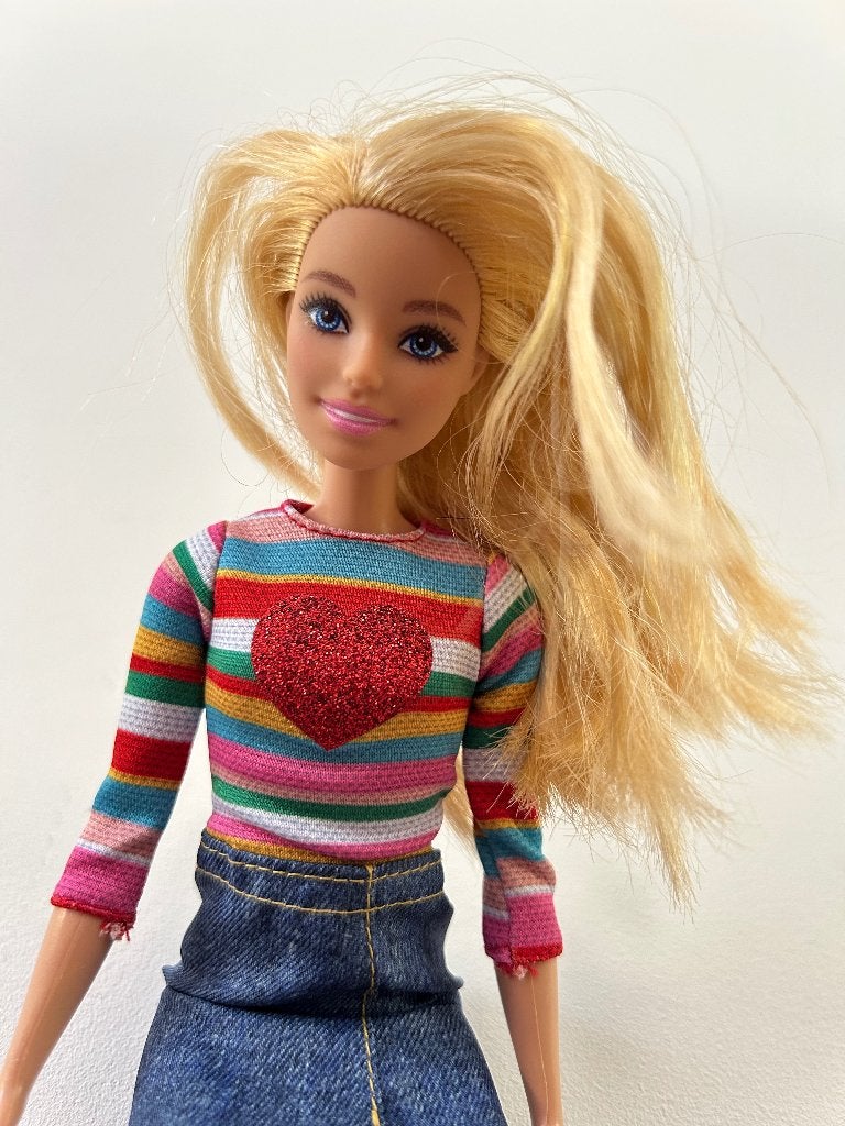Barbie met vrolijke regenboog trui en jeansrokje! Zgan!, Ophalen of Verzenden, Zo goed als nieuw, Babypop
