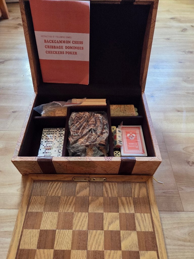 Kist met spelletjes zoals schaken, dammen, backgammon etc, Een of twee spelers, Ophalen of Verzenden, Zo goed als nieuw