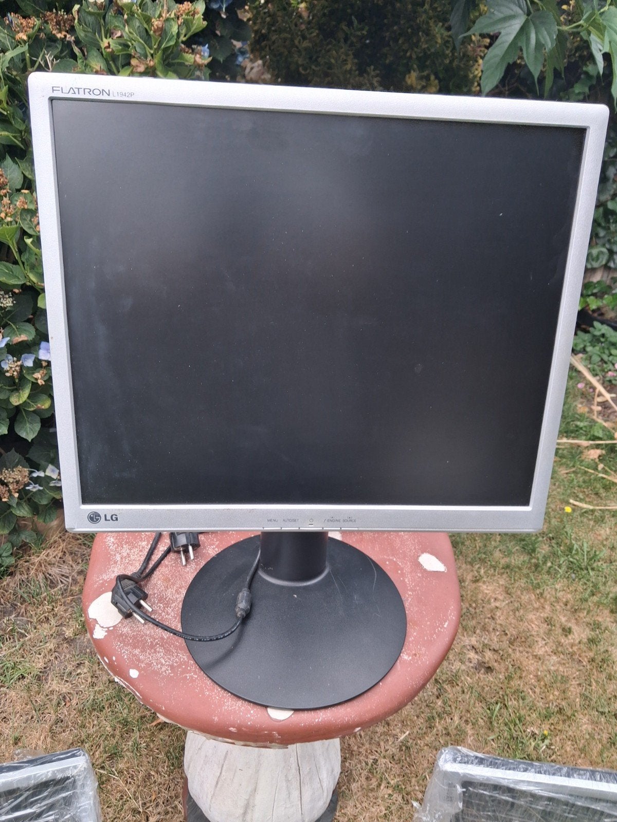 LG Flatron 19 INCH LCD op verstelbare voet  3 stuks, Ophalen, Gebruikt, 3 tot 5 ms, Overige typen
