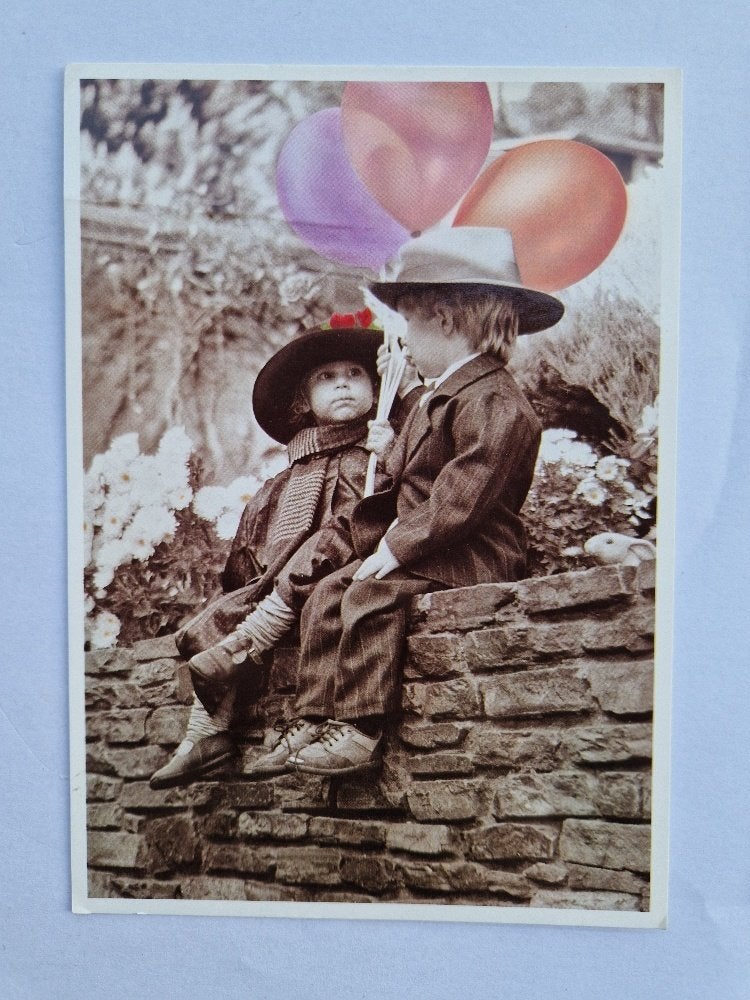 Meisje en jongetje op muurtje ballonnen, Verzamelen, Ansichtkaarten | Themakaarten, Verzenden, 1980 tot heden, Ongelopen, Kinderen