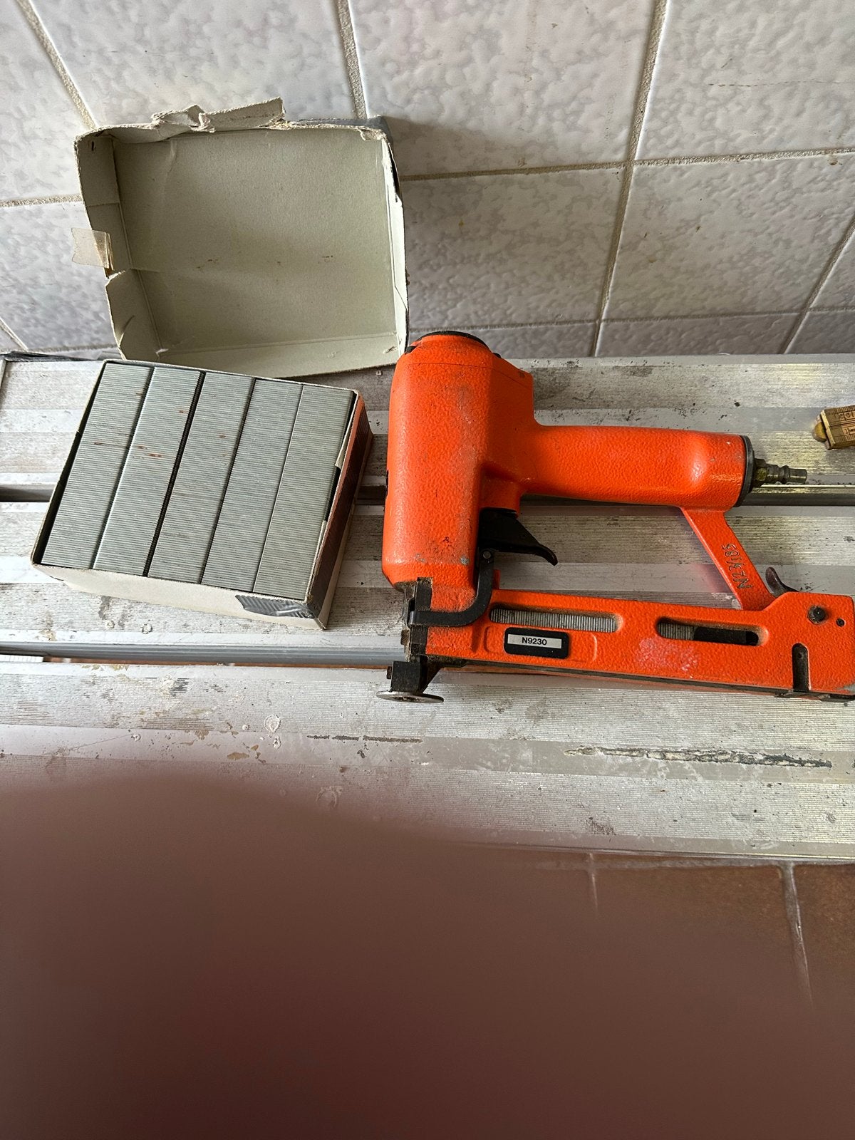 Tacker/nietmachine N9230 met nietjes, Doe-het-zelf en Verbouw, Gereedschap | Handgereedschap, Ophalen, Gebruikt, Tacker/nietmachine