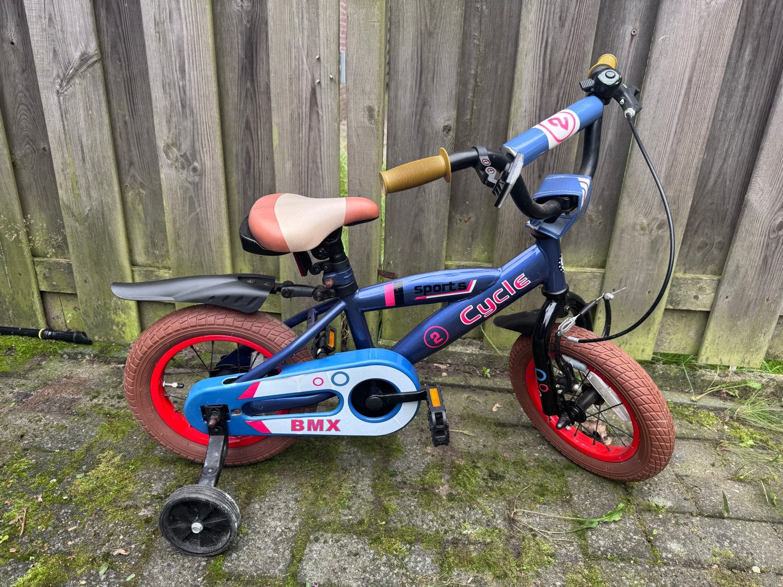Blauwe kinderfiets met zijwieltjes - BMX stijl, Fietsen en Brommers, Ophalen, Zijwieltjes, Gebruikt, Velgrem