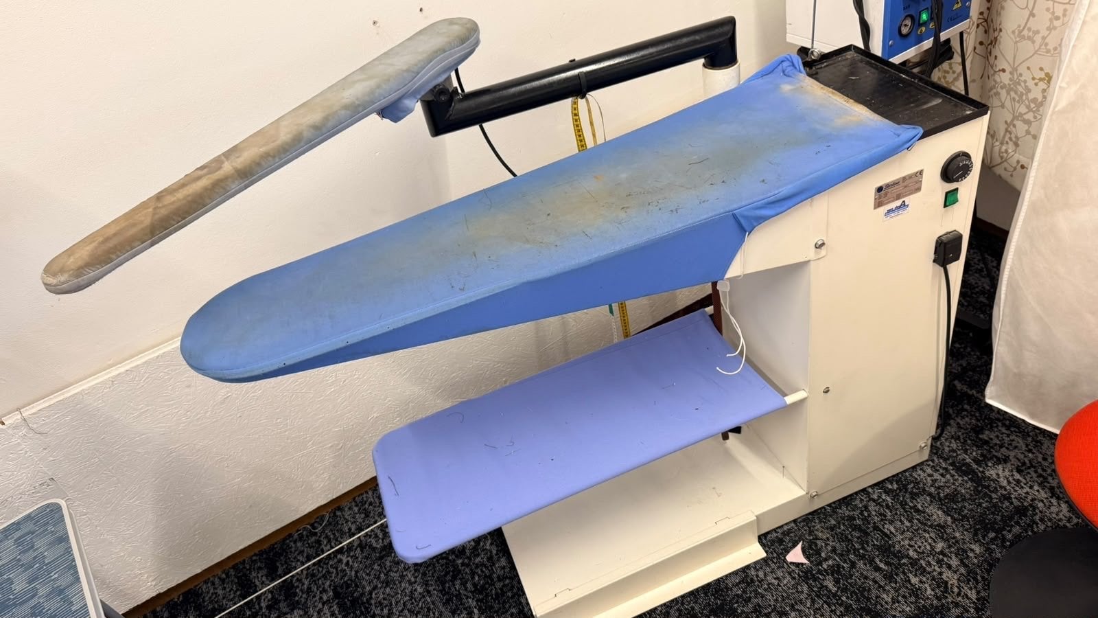 Industriële Strijktafel met Afzuiging en Verwarming, Ophalen, Gebruikt