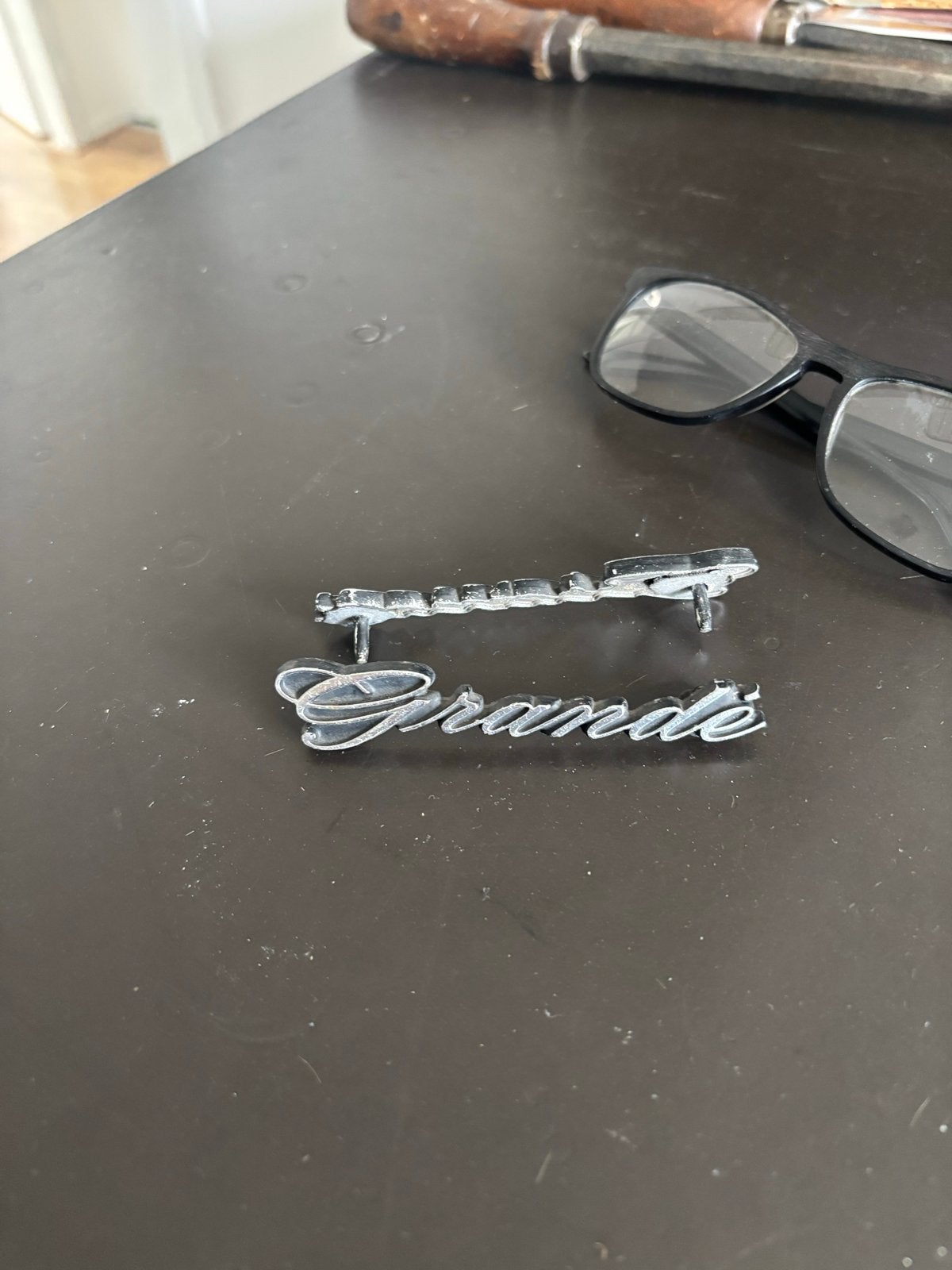 Mustang Grandé embleem - Origineel auto-onderdeel, Ophalen of Verzenden, Gebruikt