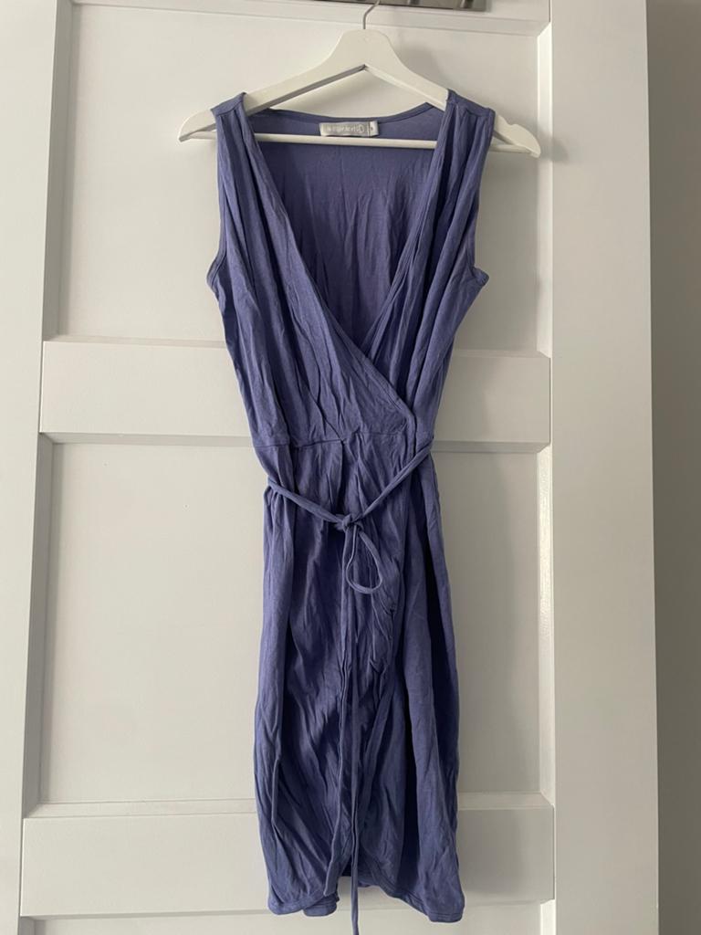 Lavendel kleurige omslagjurk Maat S  Bijenkorf, Kleding | Dames, Jurken, Paars, Ophalen of Verzenden, Maat 36 (S), Gedragen