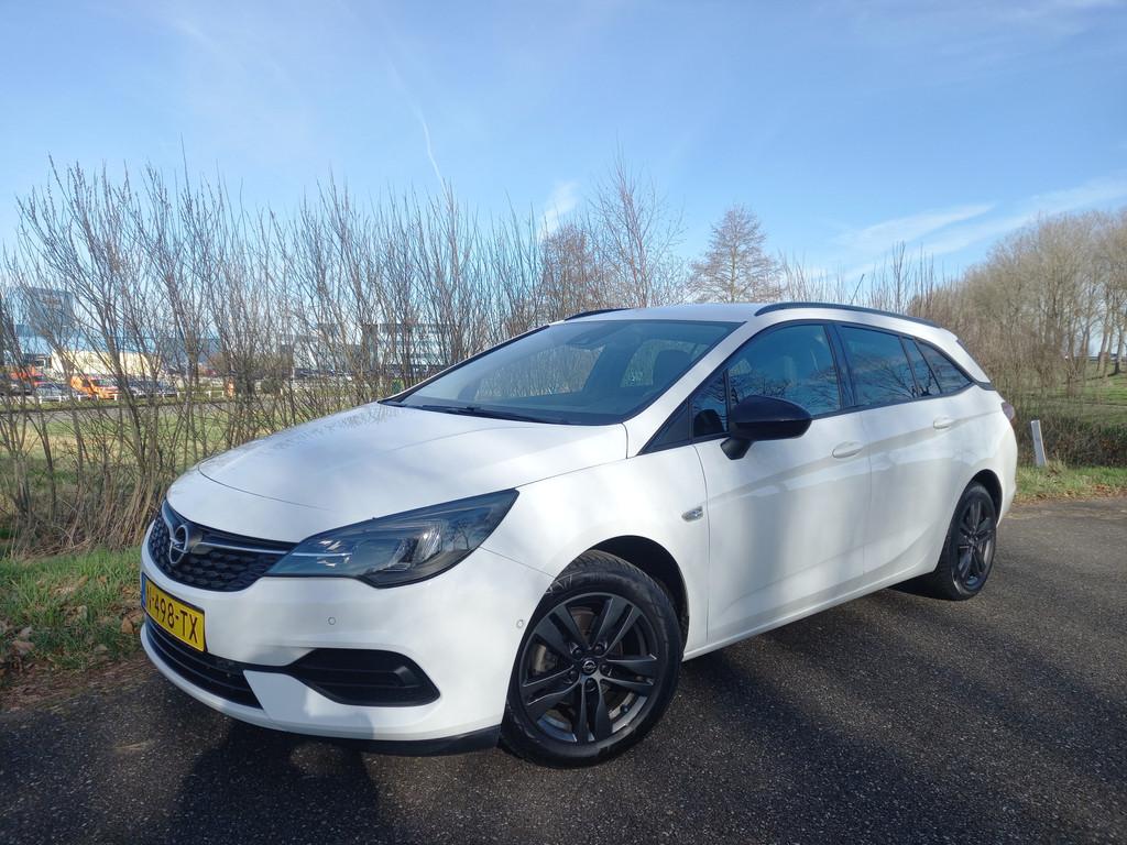 Opel Astra Sports Tourer 1.2 Design & Tech (bj 2022), Voorwielaandrijving, Gebruikt, Euro 6, Wit
