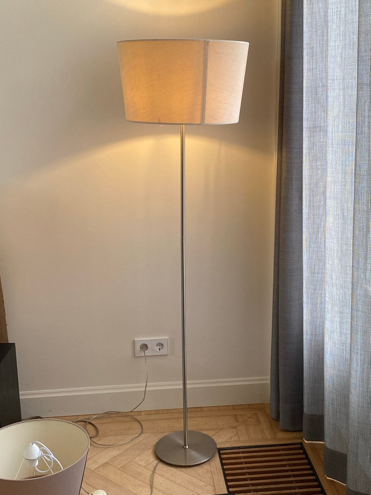 Gratis afhalen: Moderne staande lamp met stoffen kap, Ophalen, E27 (groot), Zo goed als nieuw, Metaal