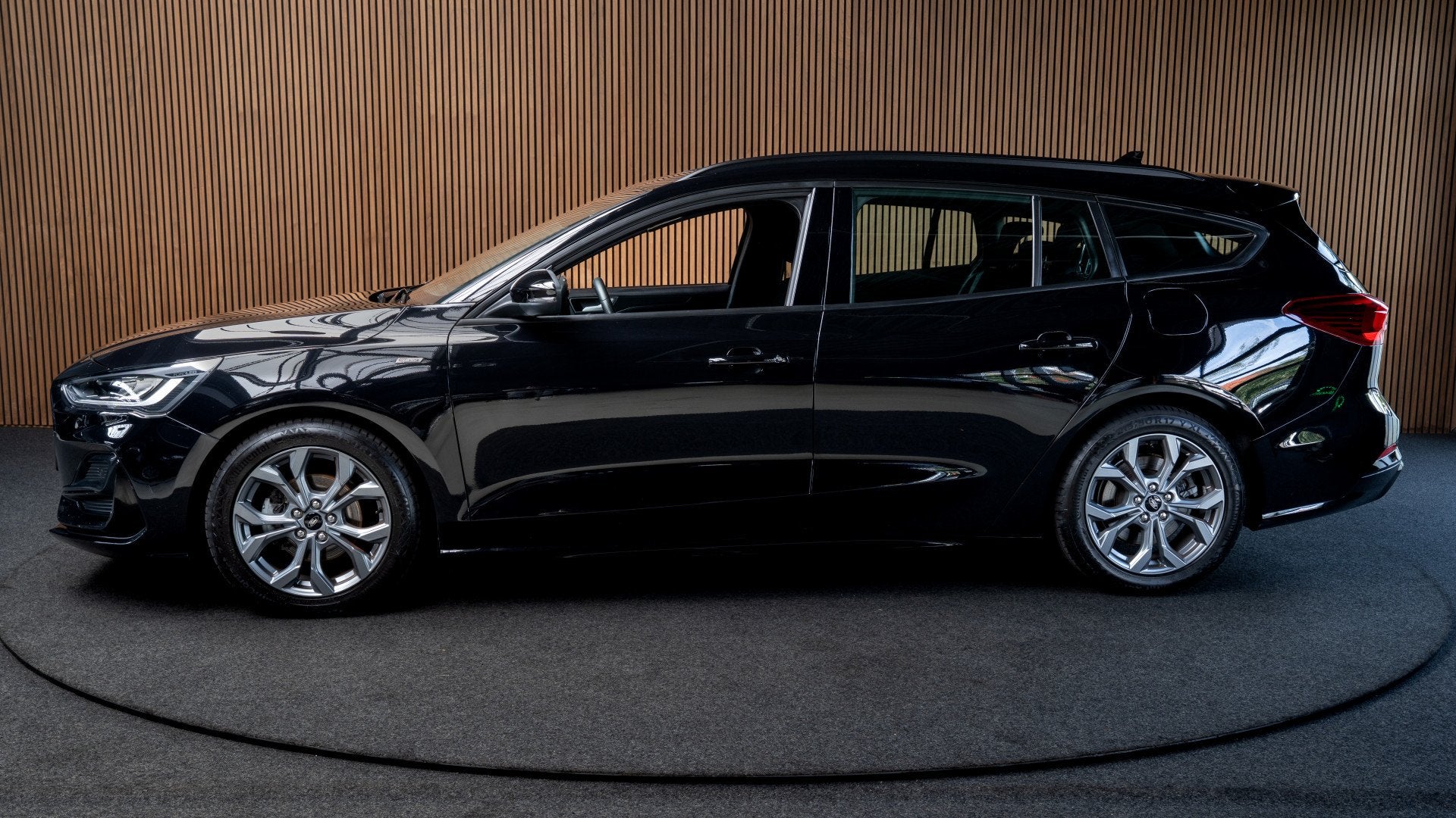 Ford FOCUS Wagon 1.0 EcoB. Hybrid ST Line Navi Camera Climat, Dealer onderhouden, Stof, Gebruikt, Zwart