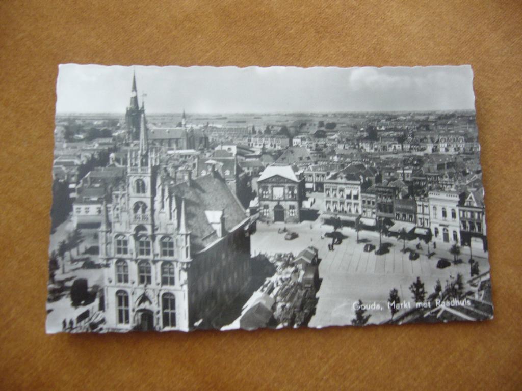 GOUDA  =  MARKT MET RAADHUIS, Verzamelen, Ansichtkaarten | Nederland, Ophalen of Verzenden, 1940 tot 1960, Gelopen, Zuid-Holland