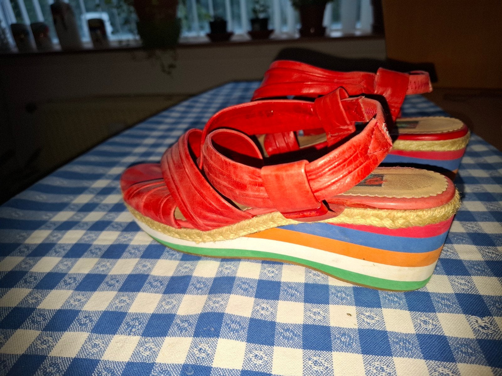 Rode leren zomerschoen met kleurrijk gestreepte hak, maat 38, Ophalen of Verzenden, Zo goed als nieuw, Rood