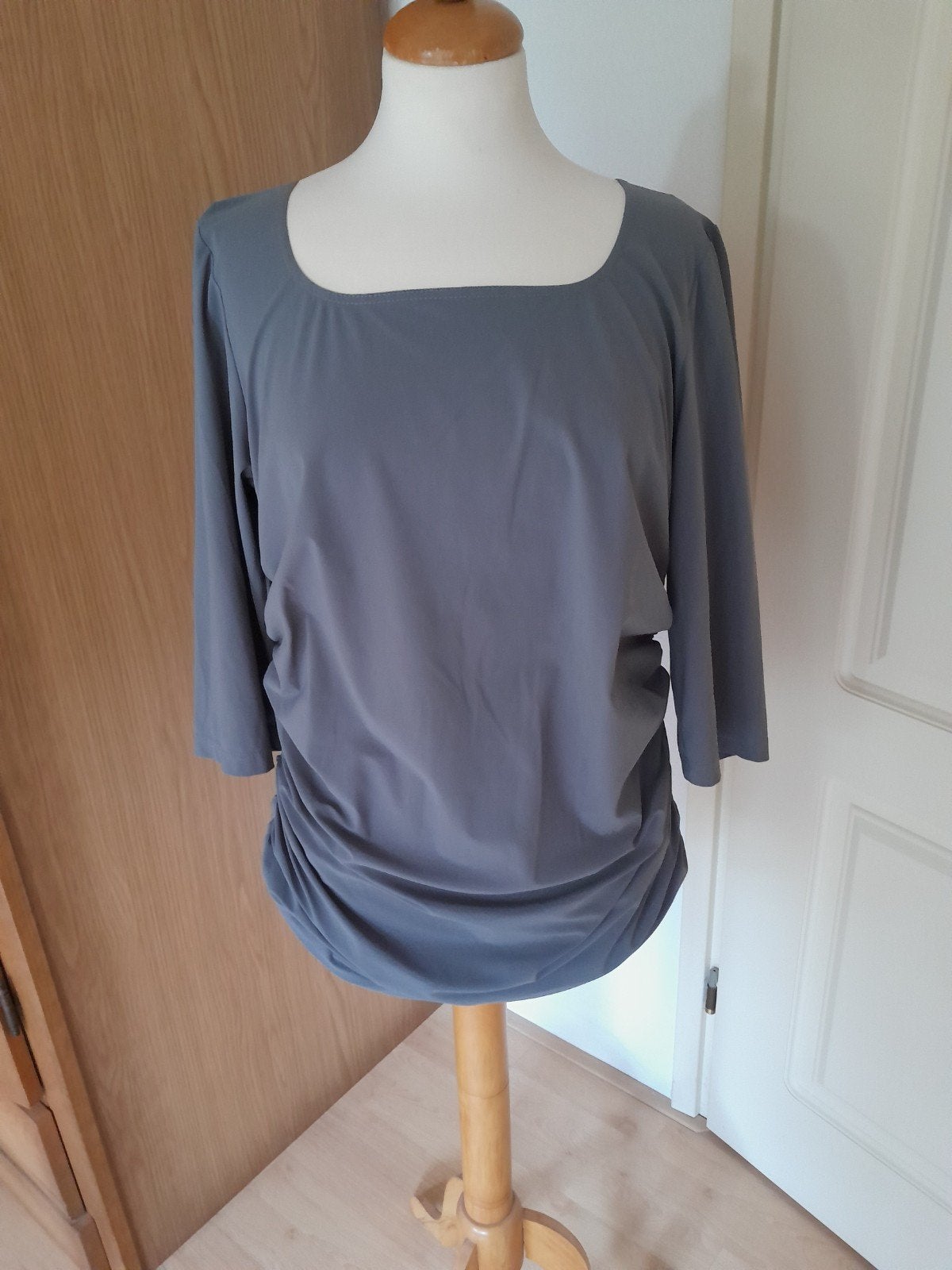 Grijze top shirt van Moq travelstof valt als maat 42, Verzenden, Maat 42/44 (L), Moq, Zo goed als nieuw