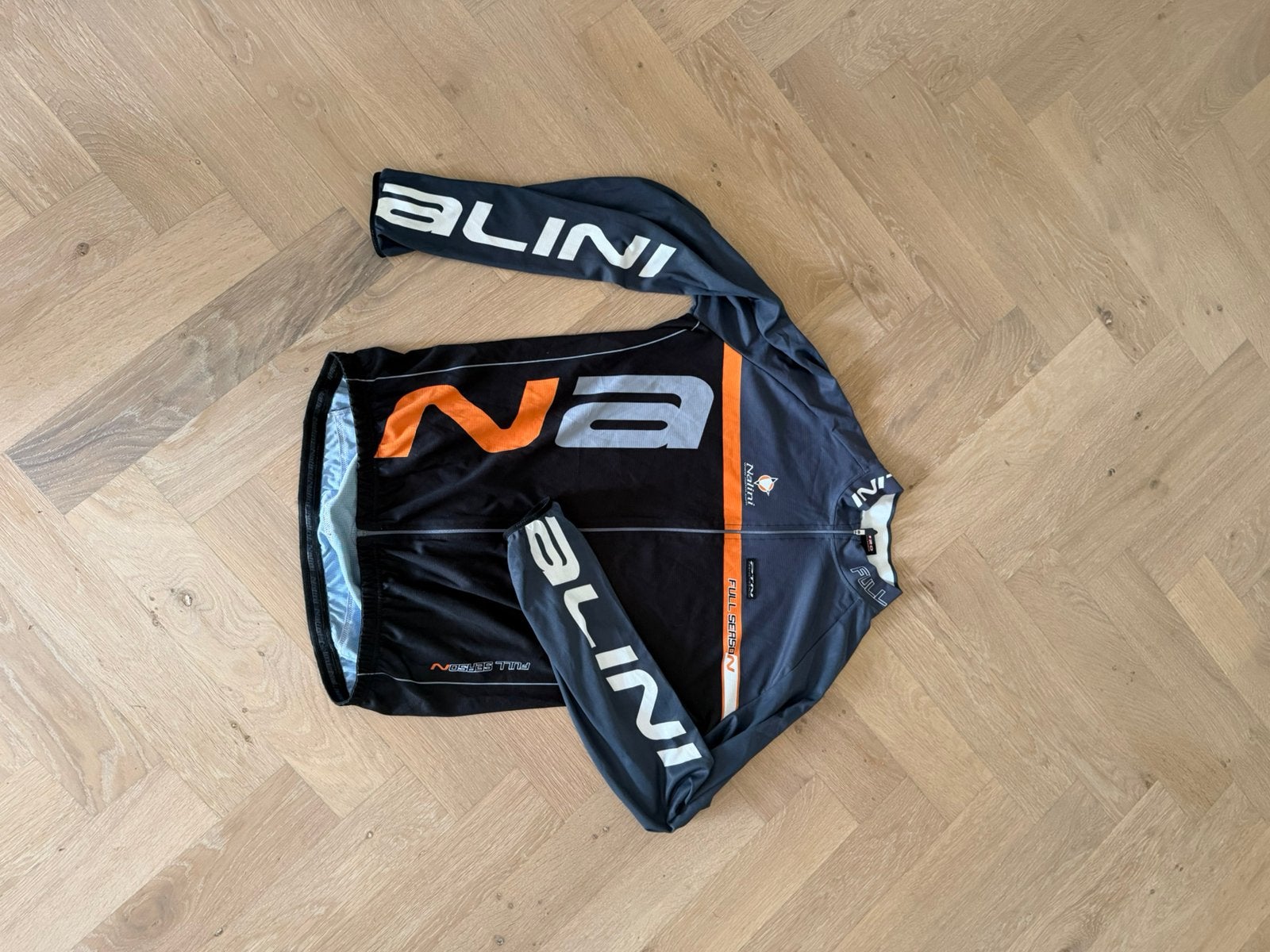Wielren kleding nalini, Ophalen