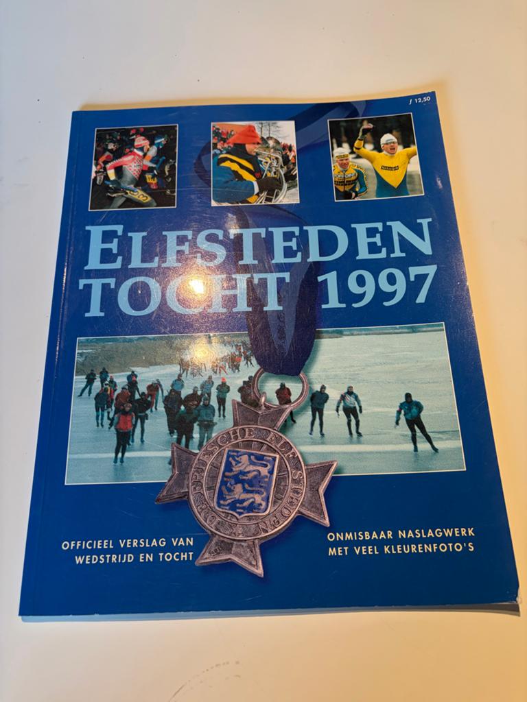 3 boeken over de Elfstedentocht, incl. logboek '85 met kaart, Ophalen of Verzenden, Gelezen, Wintersport