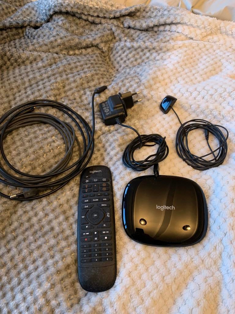 Logitech afstandsbediening met hub, Ophalen of Verzenden, Gebruikt, Origineel, Tv