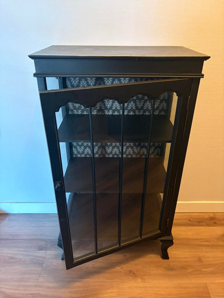 vitrinekast BLESSUM Zwart, Huis en Inrichting, Kasten | Vitrinekasten, Ophalen, Gebruikt, 50 tot 100 cm, 150 tot 200 cm
