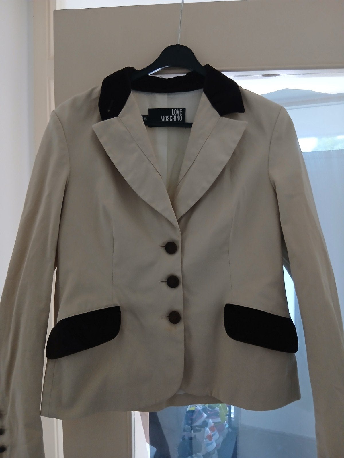 Love Moschino Jasje - Beige met Zwarte Details, Kleding | Dames, Love Moschino, Beige, Ophalen of Verzenden, Zo goed als nieuw