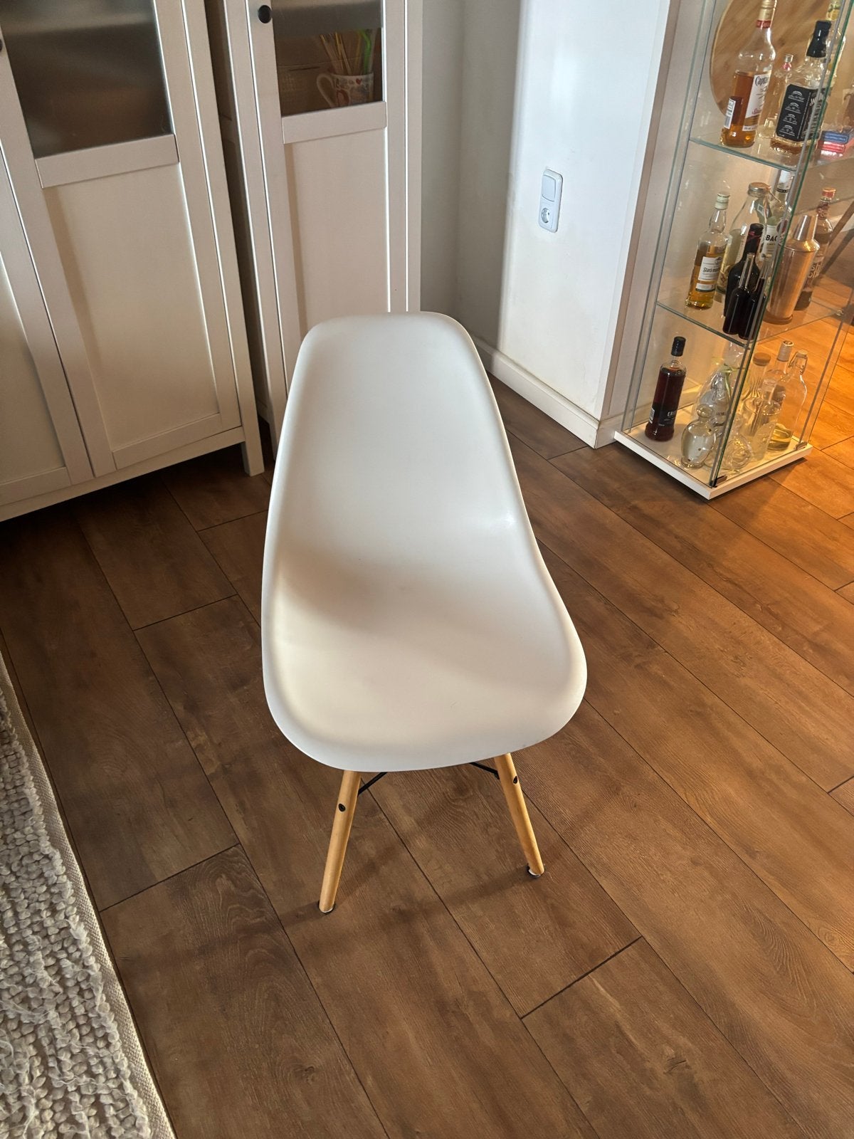 Moderne stoelen- Wit met houten poten, Kunststof, Gebruikt, Wit, Ophalen of Verzenden