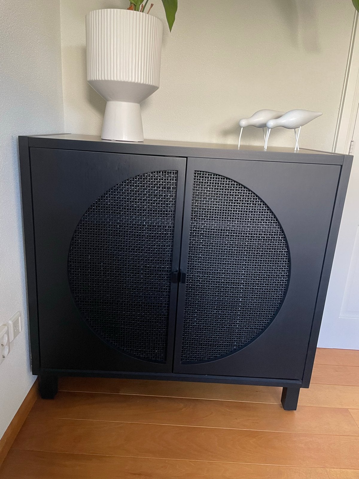 Zwart dressoir met rotan deuren., Huis en Inrichting, Ophalen, Zo goed als nieuw