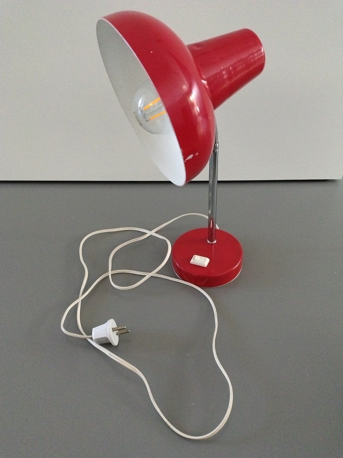 Vintage rode bureaulamp  mid century lamp, Huis en Inrichting, Bureaulamp, Gebruikt, Rood, Metaal