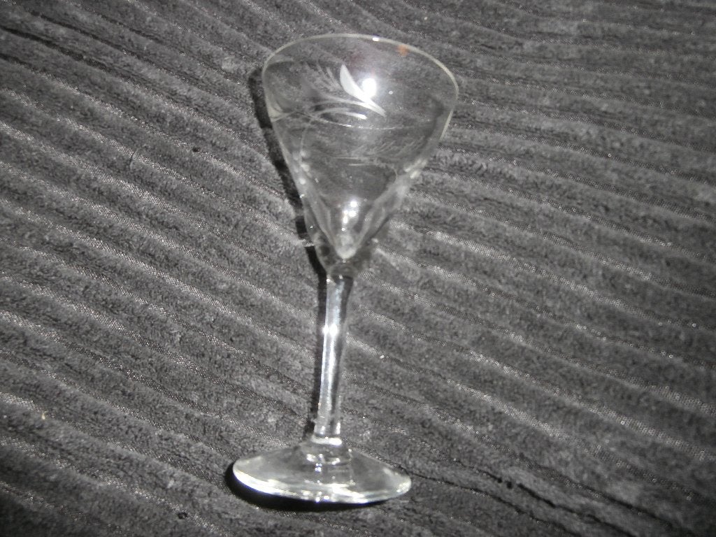Antiek glas met takjes druiven als versiering1 antiek glas, Ophalen of Verzenden