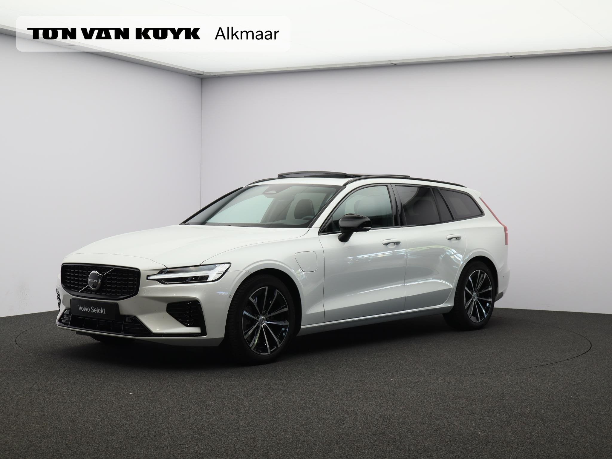 Volvo V60 2.0 T8 Plug-in hybrid AWD Plus Dark / Trekhaak / P