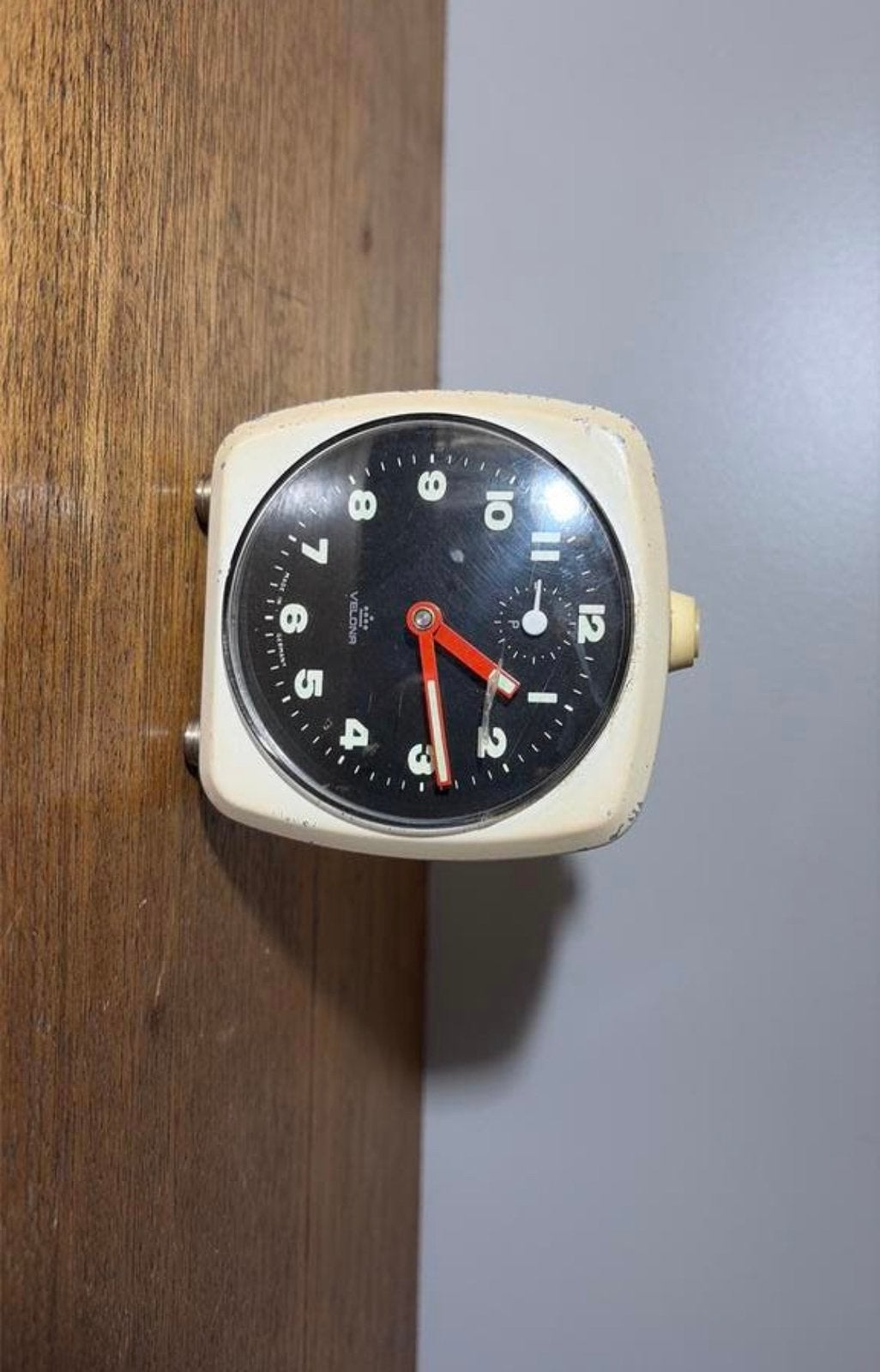 Vintage metalen duitse reiswekker Velona jaren 70.623, Ophalen of Verzenden, Gebruikt, Analoog