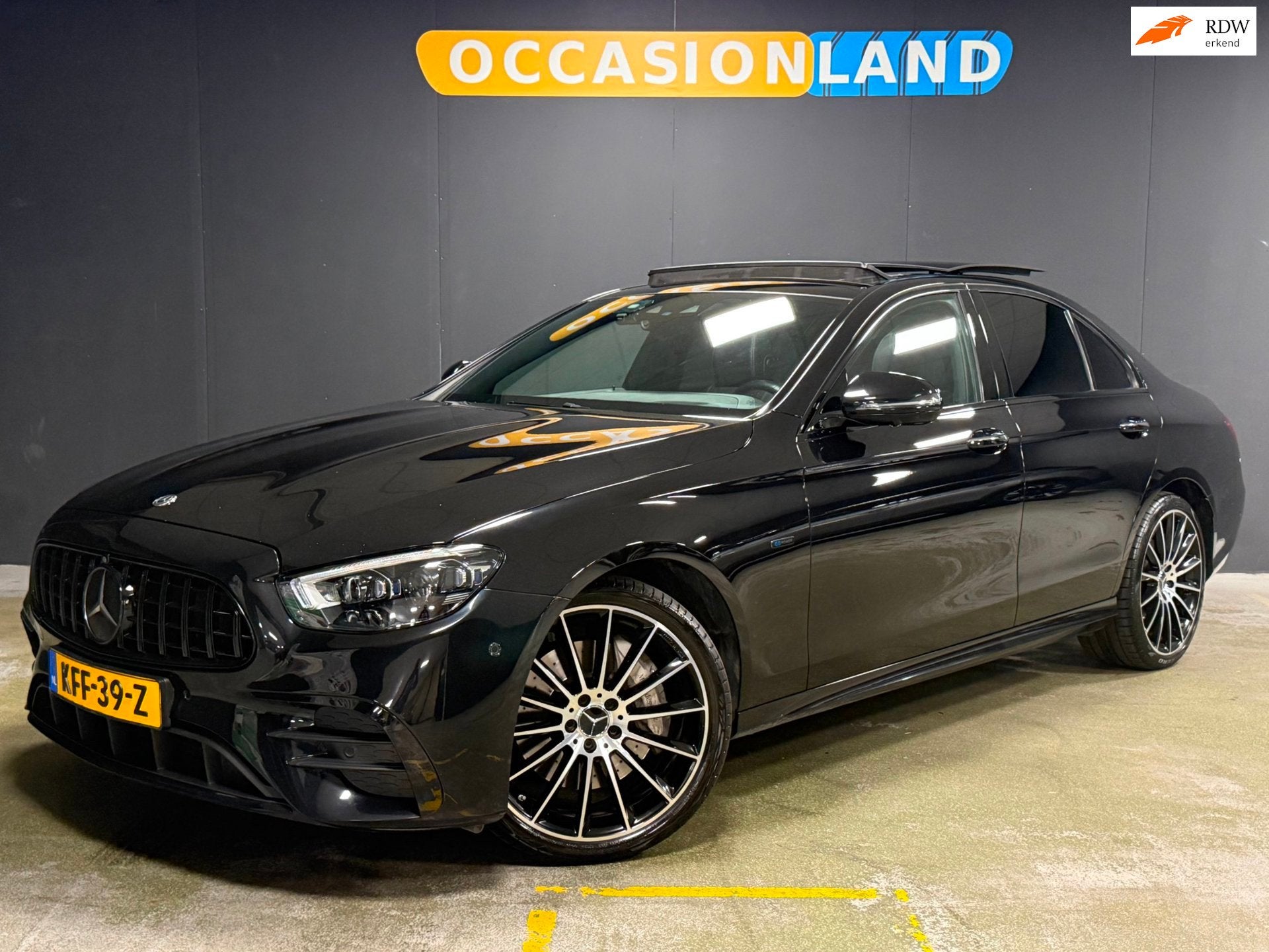 Mercedes-Benz E-klasse 300 e AMG Line|PANO|TREKHAAK|KEYLESS|, Auto's, Achterwielaandrijving, Gebruikt, 4 cilinders, Zwart