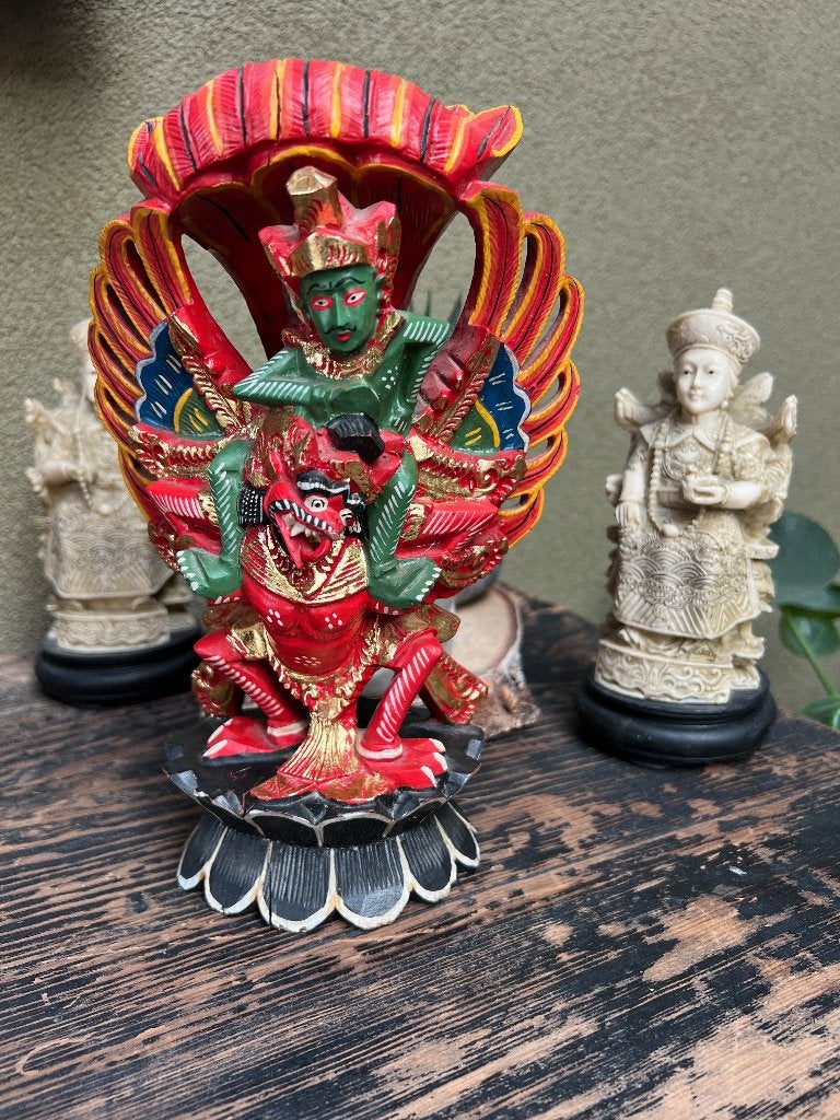 Garuda gekleurd houtsnijwerk beeld uit indonesie, Antiek en Kunst, Kunst | Beelden en Houtsnijwerken, Handgemaakt, Ophalen of Verzenden
