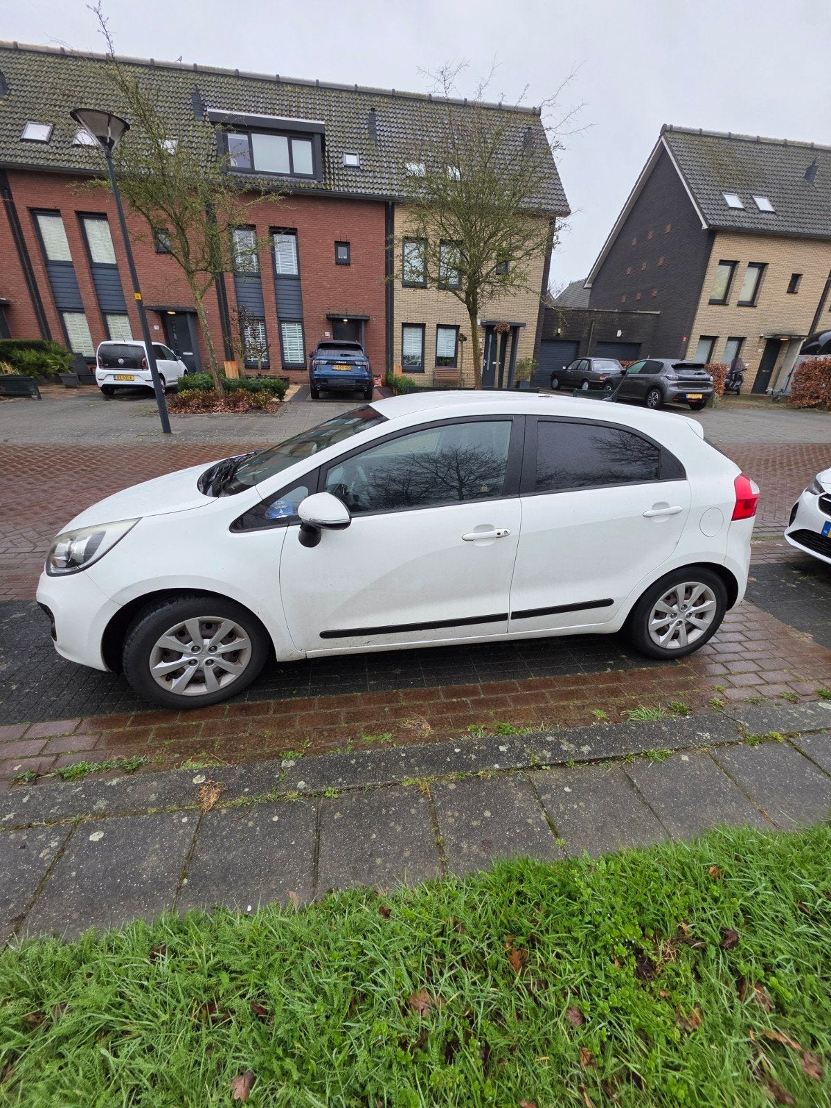 Kia Rio 1.2 I 5DRS 2012 Wit, 40 €/maand, Zwart, 4 cilinders, Wit