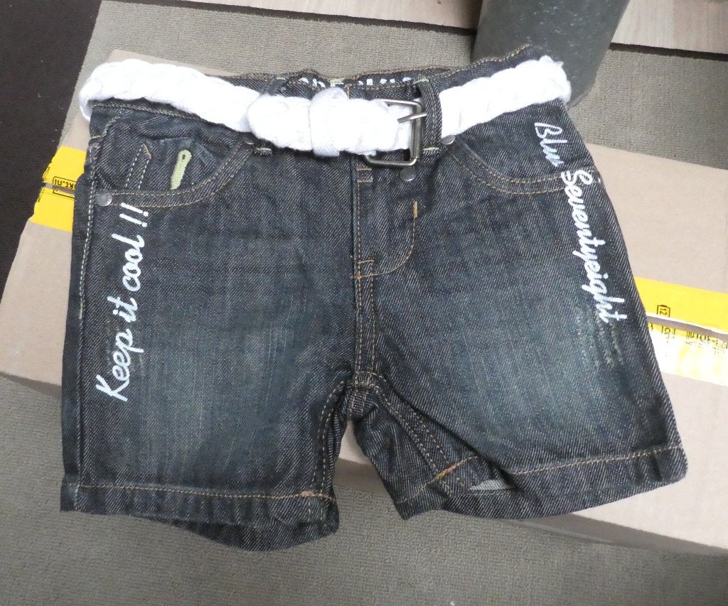 korte spijkerbroek met witte riem, maat: 104, Broek, Gebruikt, Meisje, Europa kids