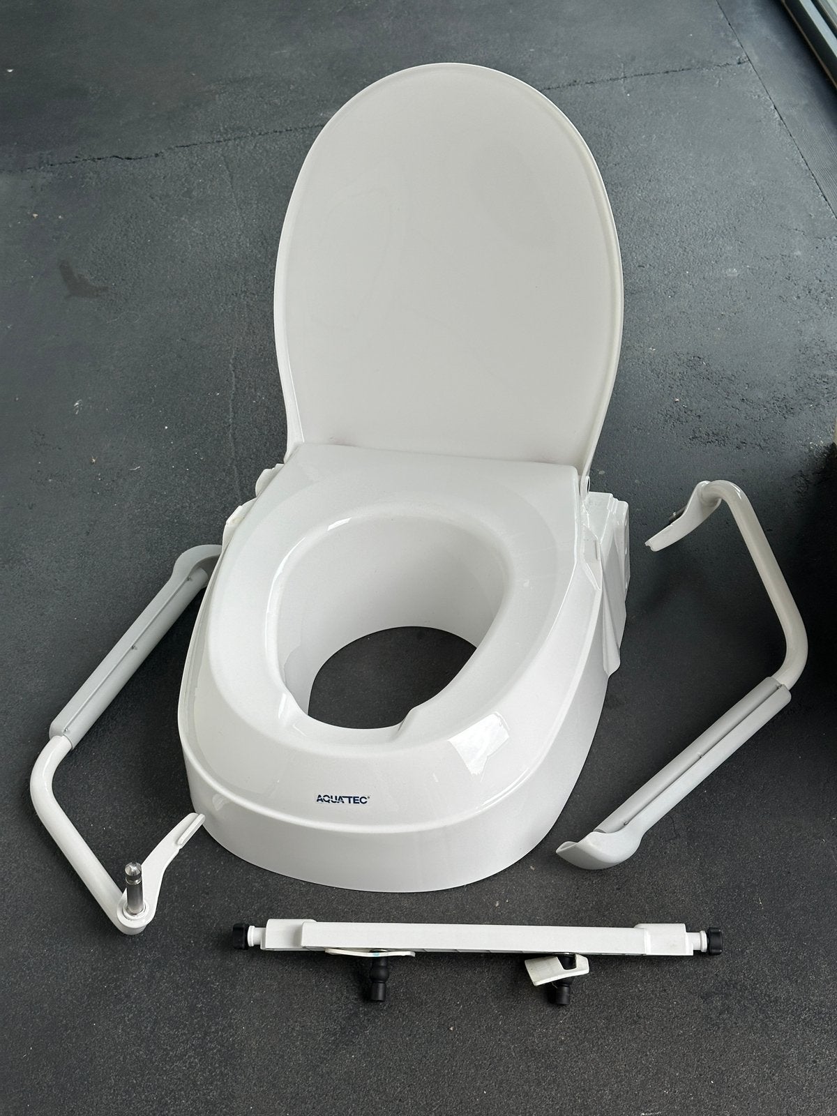 Aquatec wc bril verhoging met armsteunen, Ophalen, Zo goed als nieuw, Toilet
