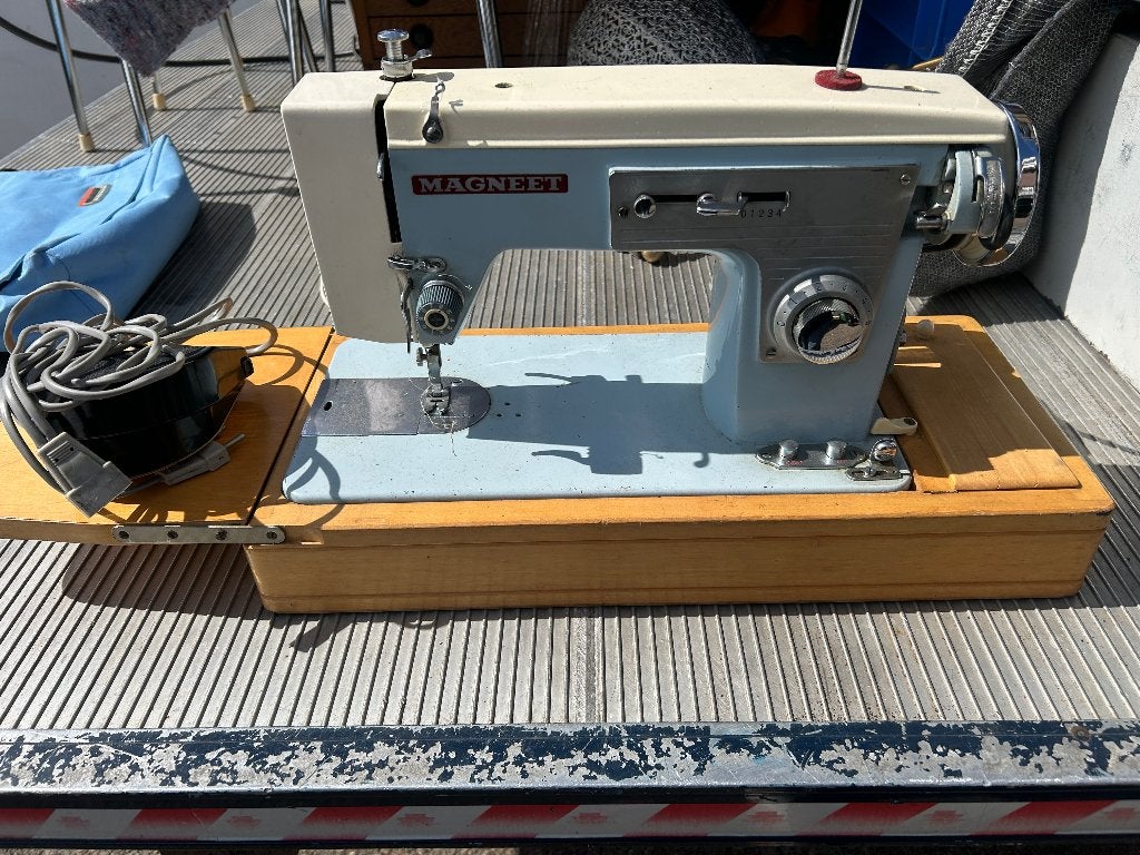 Prachtige vintage Magneet naaimachine met voetpedaal, Ophalen