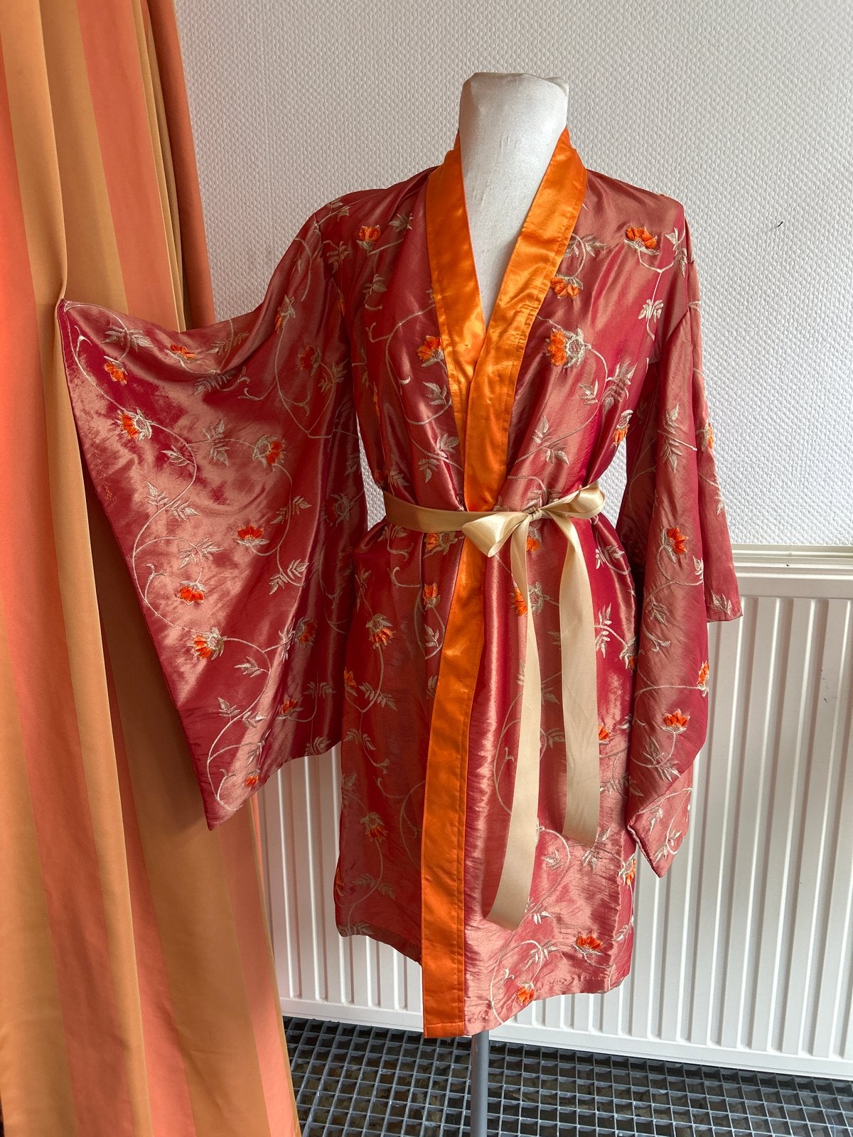 Japanse Kimono Maat S -  Oranje met Borduurwerk, Ophalen of Verzenden, Zo goed als nieuw, Bovenkleding
