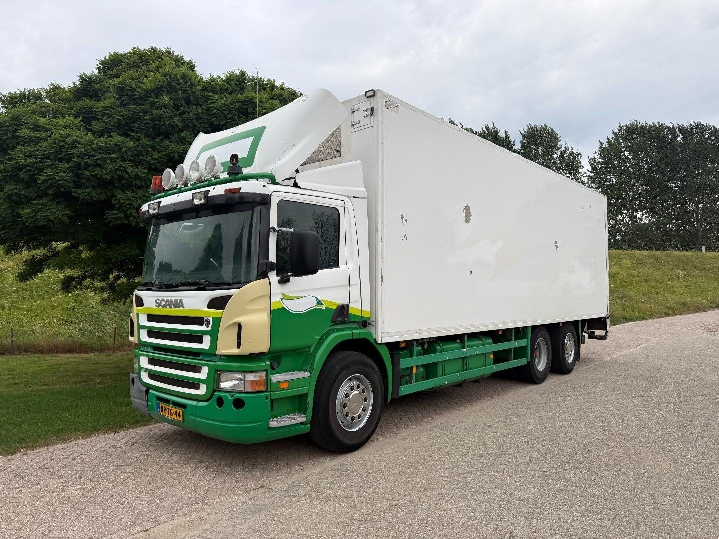 Scania P340 6X2 isolated Box Manual VH1125, Auto's, 339 pk, Bedrijf, 2 stoelen, Te koop