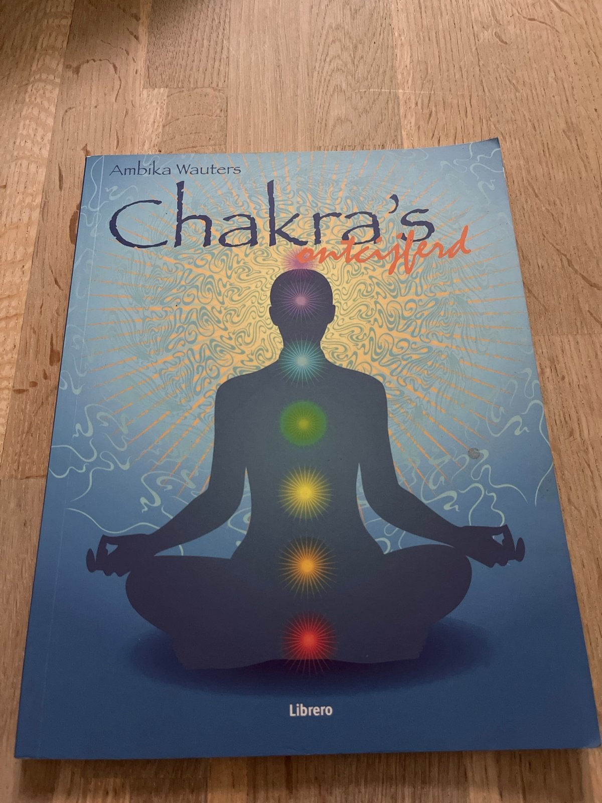 Chakra's ontcijferd - Ambika Wauters, Boeken, Ophalen of Verzenden, Zo goed als nieuw, Meditatie of Yoga, Achtergrond en Informatie