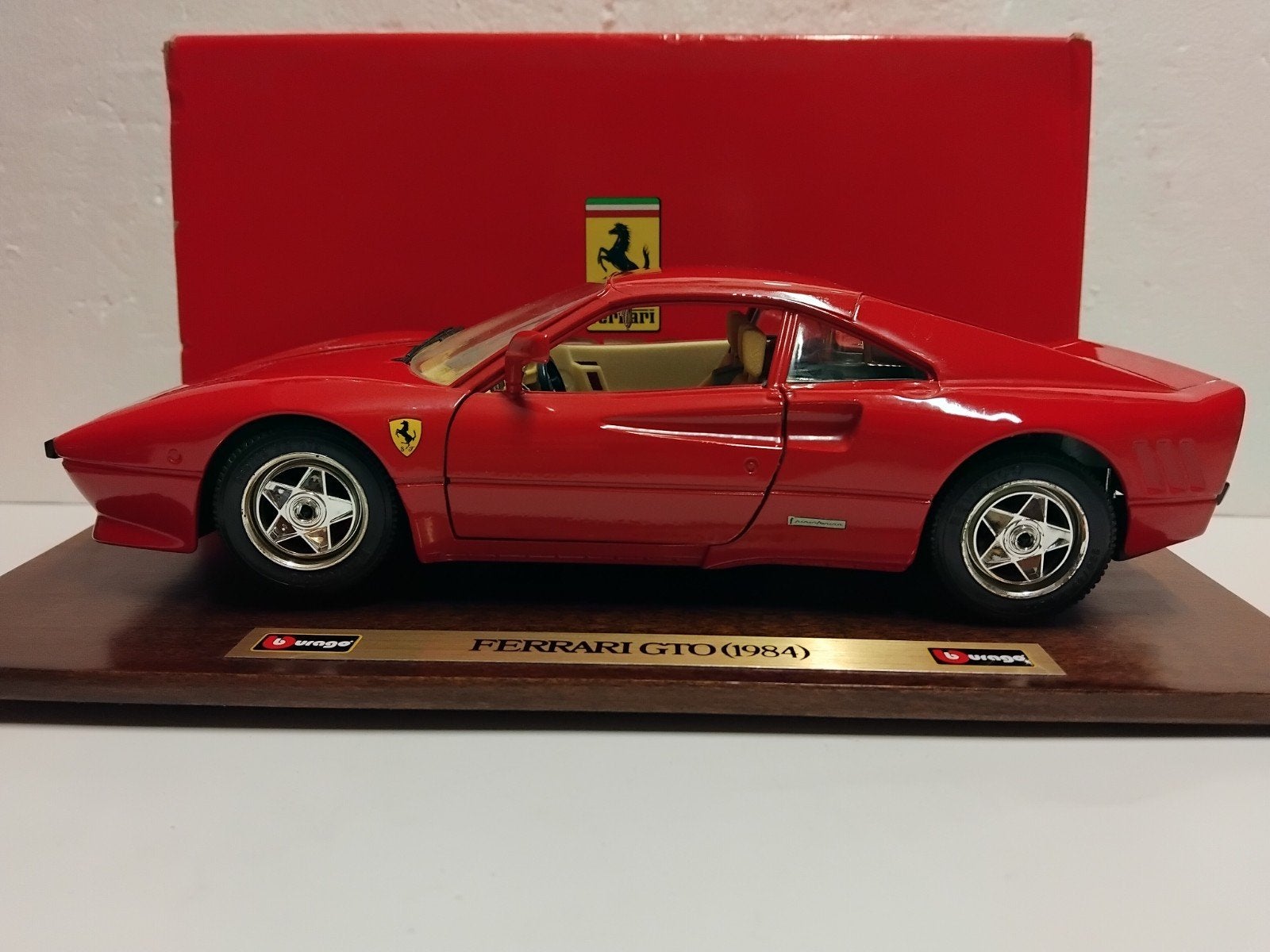 Ferrari 288 GTO rood Luxe plateau red box Bburago 1:18 KRD, Ophalen of Verzenden, Zo goed als nieuw, Auto, Overige merken